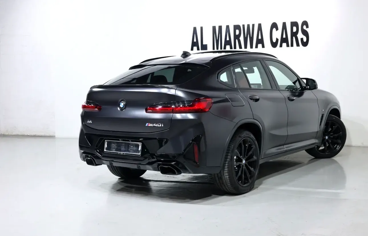 Pristine condition 2022 BMW X4 M40i  - GCC specifications - Thumbnail 4