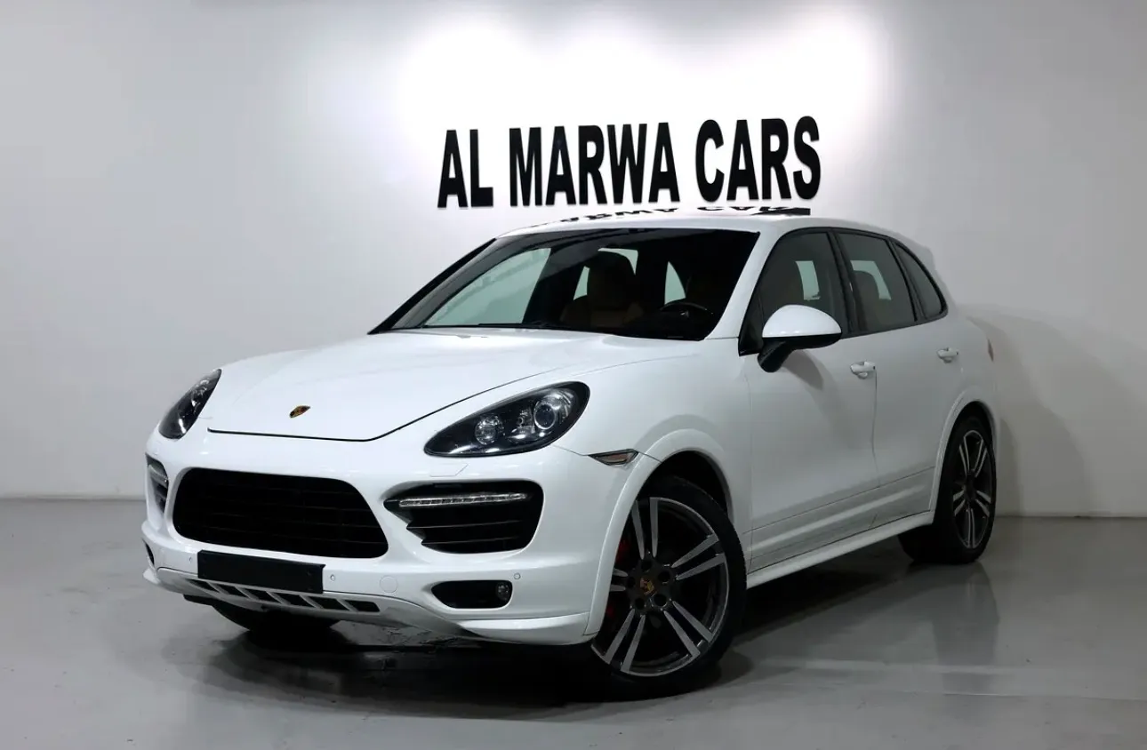 Porsche Cayenne GTS 2013  -in excellent condition  - GCC specifications -Full service history - Thumbnail 2