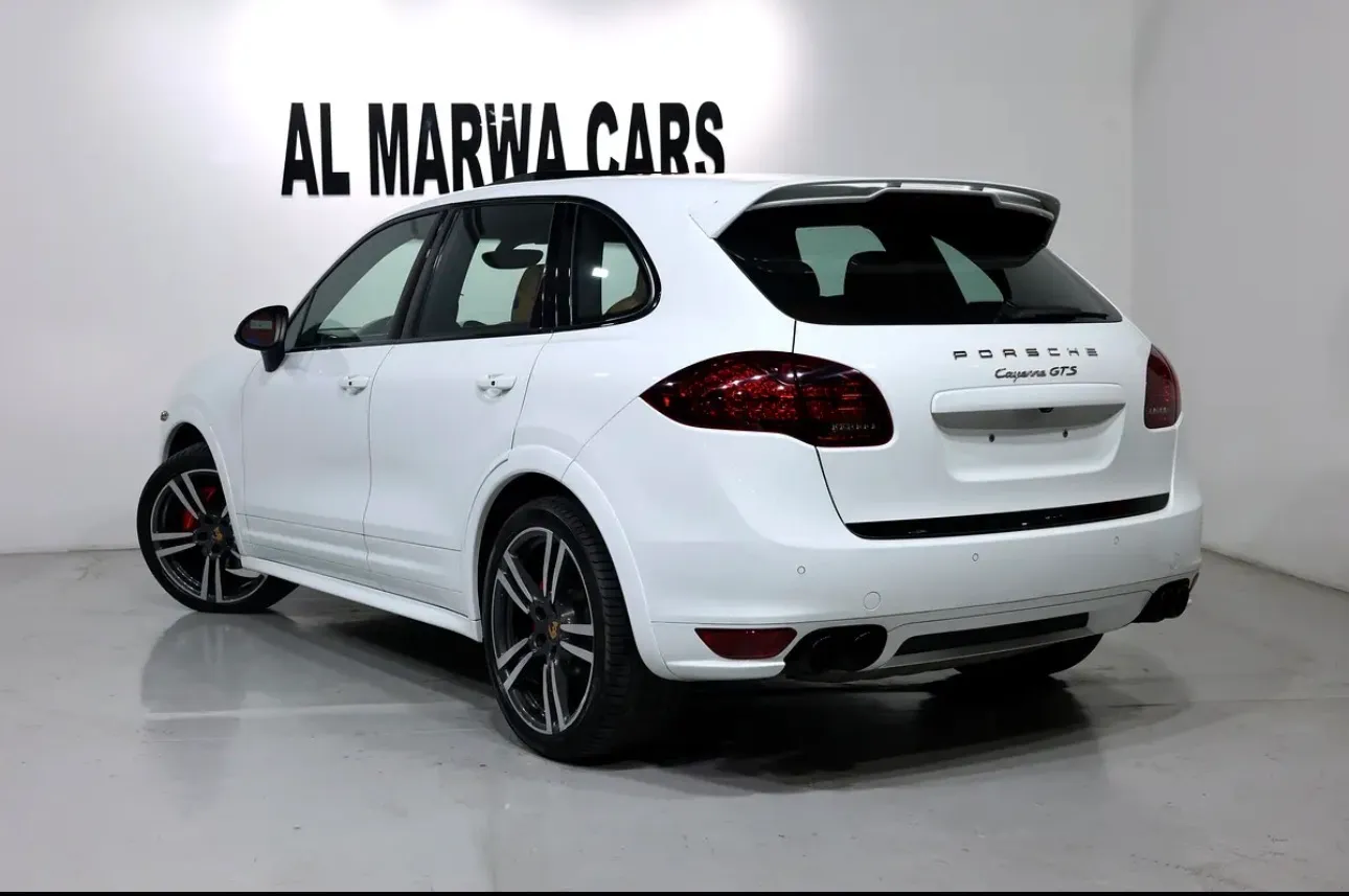 Porsche Cayenne GTS 2013  -in excellent condition  - GCC specifications -Full service history - Thumbnail 3