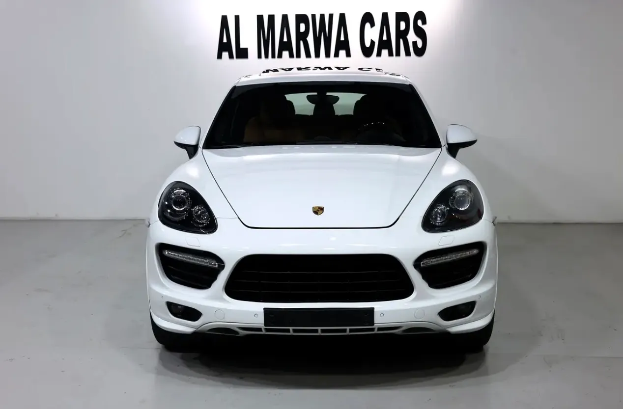 Porsche Cayenne GTS 2013  -in excellent condition  - GCC specifications -Full service history - Thumbnail 5