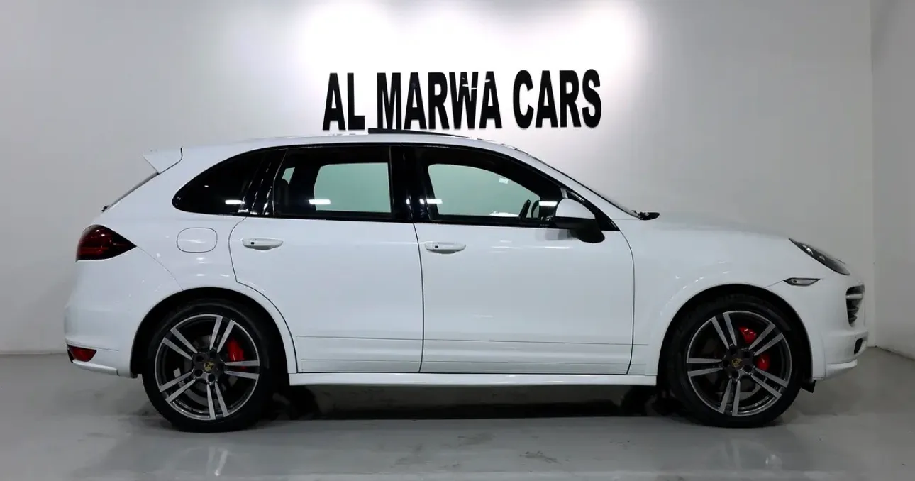 Porsche Cayenne GTS 2013  -in excellent condition  - GCC specifications -Full service history - Thumbnail 7