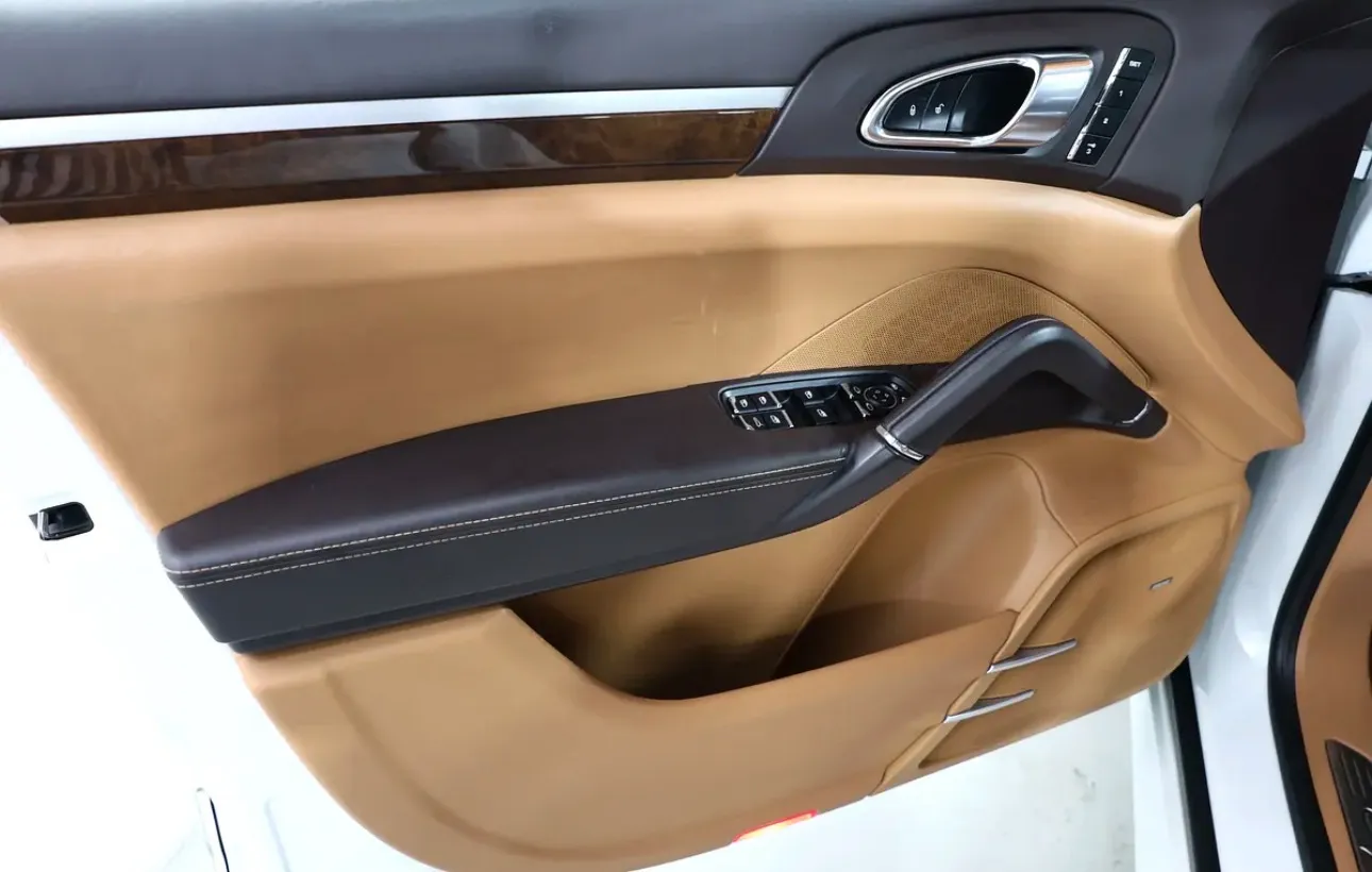 Porsche Cayenne GTS 2013  -in excellent condition  - GCC specifications -Full service history - Thumbnail 8