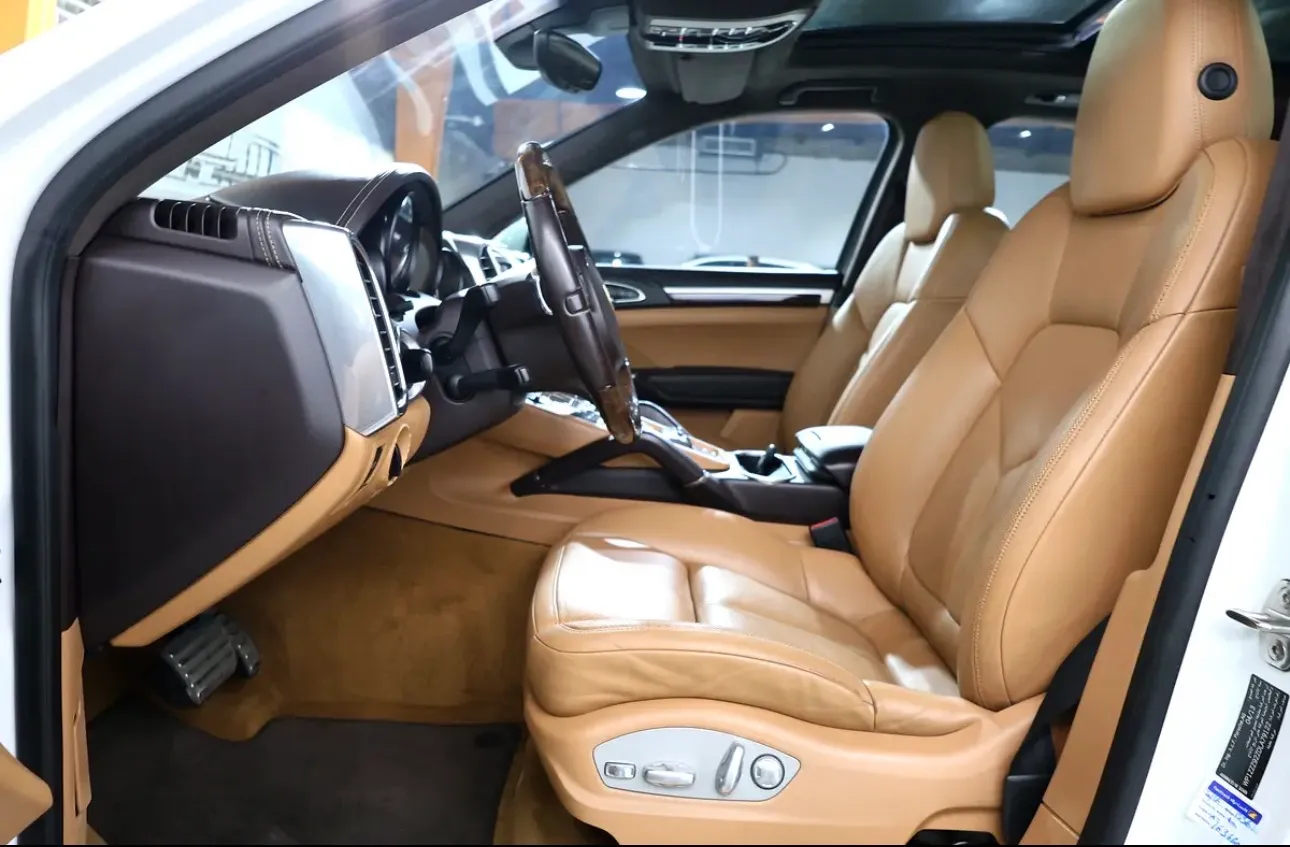 Porsche Cayenne GTS 2013  -in excellent condition  - GCC specifications -Full service history - Thumbnail 9
