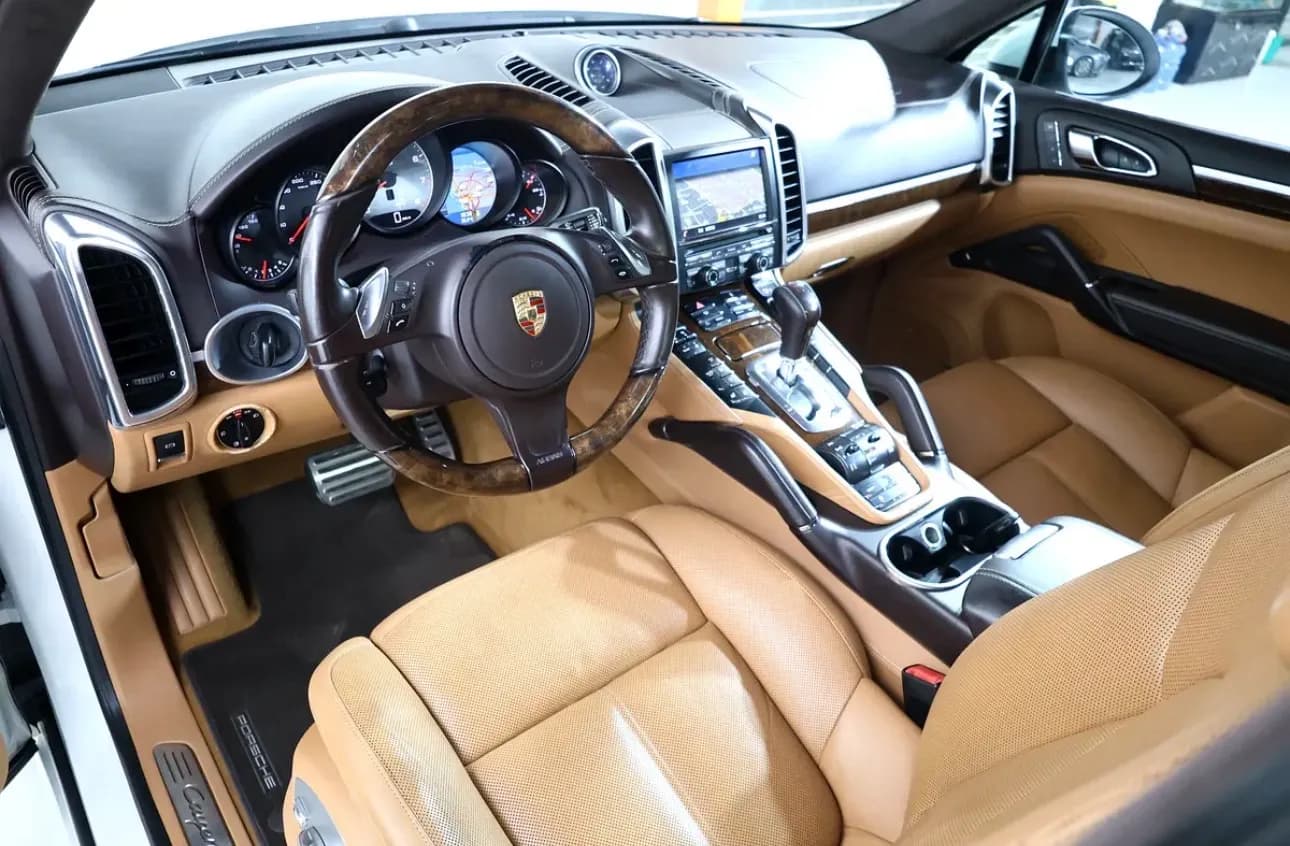 Porsche Cayenne GTS 2013  -in excellent condition  - GCC specifications -Full service history - Thumbnail 10