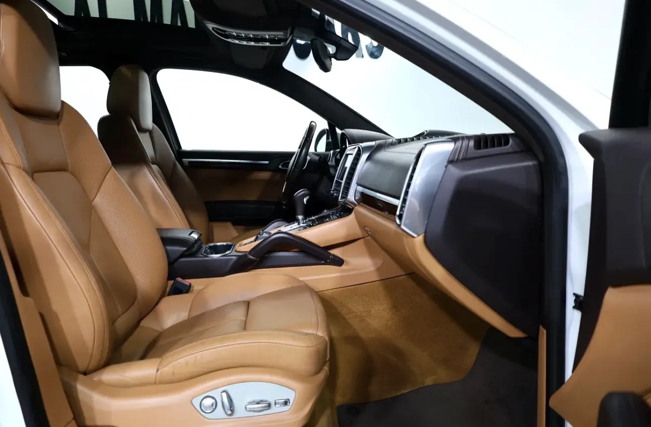 Porsche Cayenne GTS 2013  -in excellent condition  - GCC specifications -Full service history - Thumbnail 11