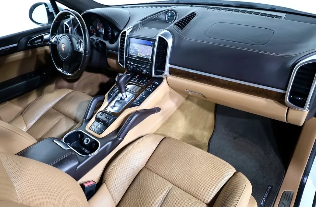 Porsche Cayenne GTS 2013  -in excellent condition  - GCC specifications -Full service history - Thumbnail 12