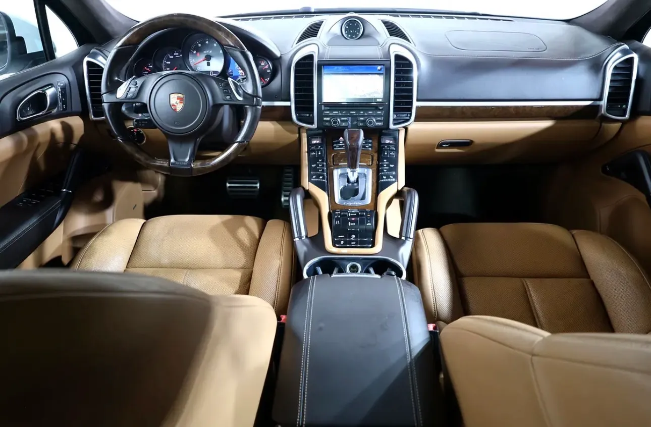 Porsche Cayenne GTS 2013  -in excellent condition  - GCC specifications -Full service history - Thumbnail 13