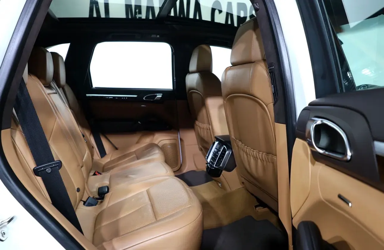 Porsche Cayenne GTS 2013  -in excellent condition  - GCC specifications -Full service history - Thumbnail 14