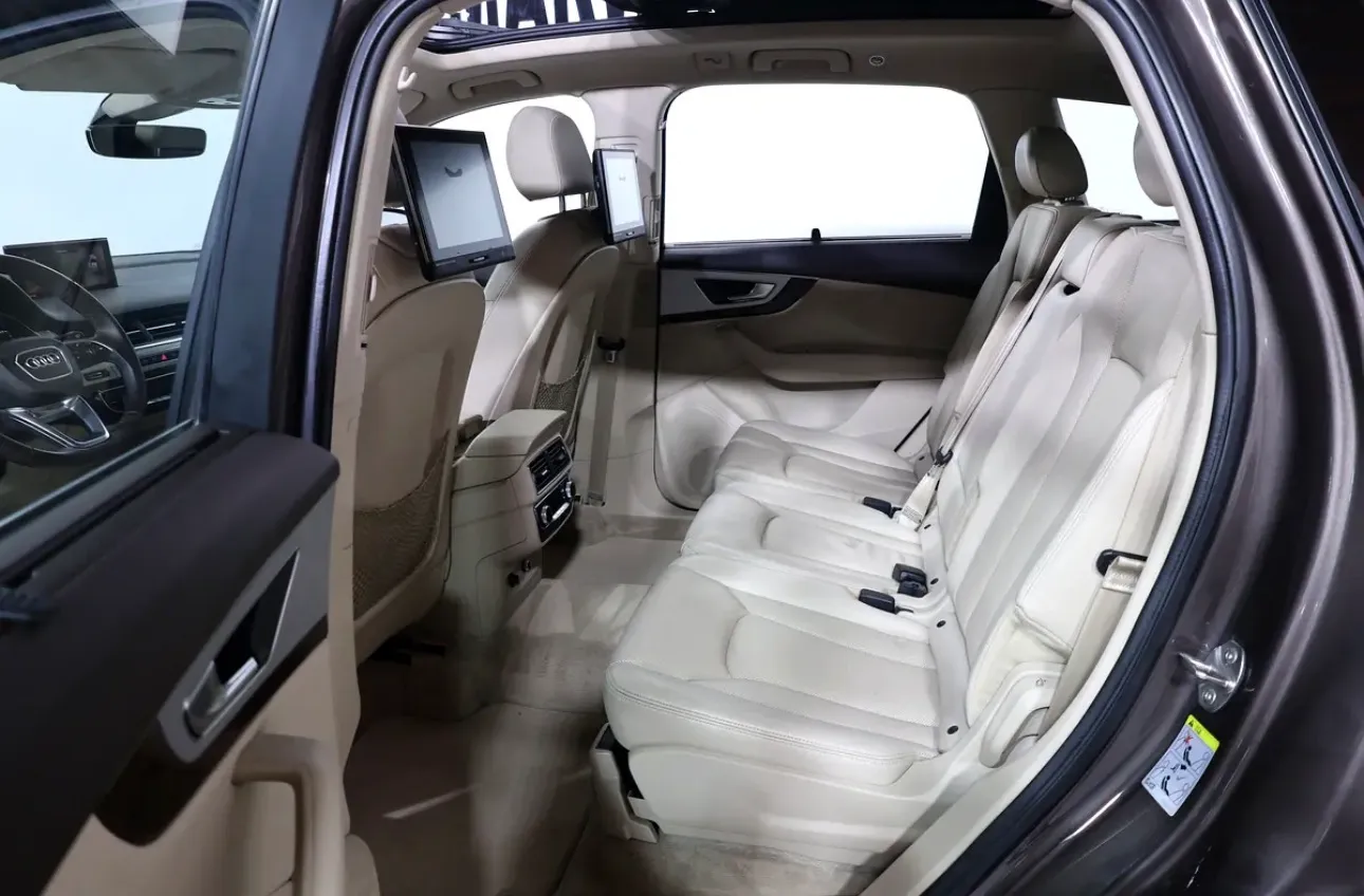 Audi q7 55 TFSI quattro S line-2019-Excellent condition - Thumbnail 11