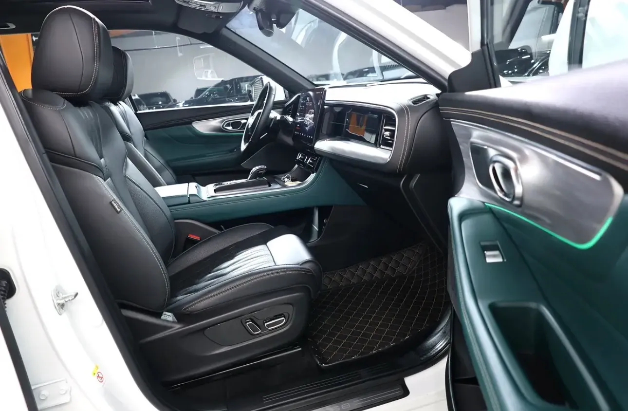 premium 2023 GAC GS8 GX in GCC specifications This spacious 7-seater - Thumbnail 12
