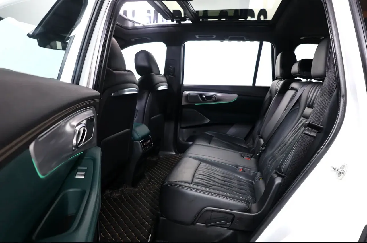 premium 2023 GAC GS8 GX in GCC specifications This spacious 7-seater - Thumbnail 13