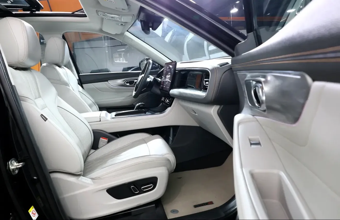 2023 GAC GS8 GX  -in pristine condition with GCC specifications - 7-seater luxury SUV  -UNDER WARRANTY & SERVICE - Thumbnail 12