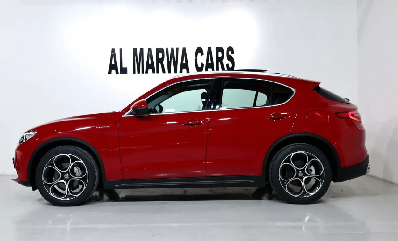2020 Alfa Romeo Stelvio Super in excellent condition,  -GCC Specs - Thumbnail 7