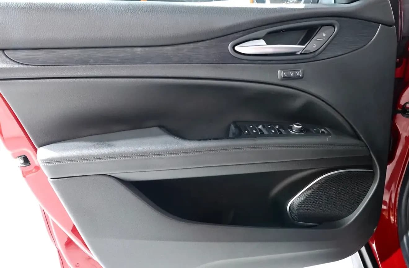 2020 Alfa Romeo Stelvio Super in excellent condition,  -GCC Specs - Thumbnail 8