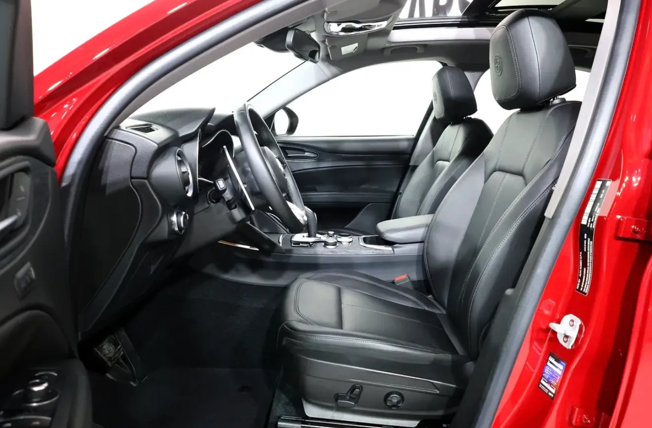 2020 Alfa Romeo Stelvio Super in excellent condition,  -GCC Specs - Thumbnail 9