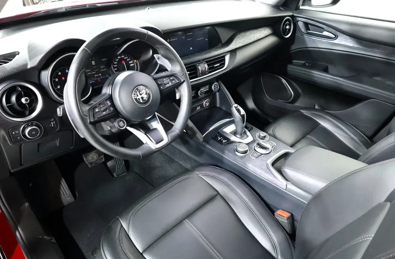 2020 Alfa Romeo Stelvio Super in excellent condition,  -GCC Specs - Thumbnail 10