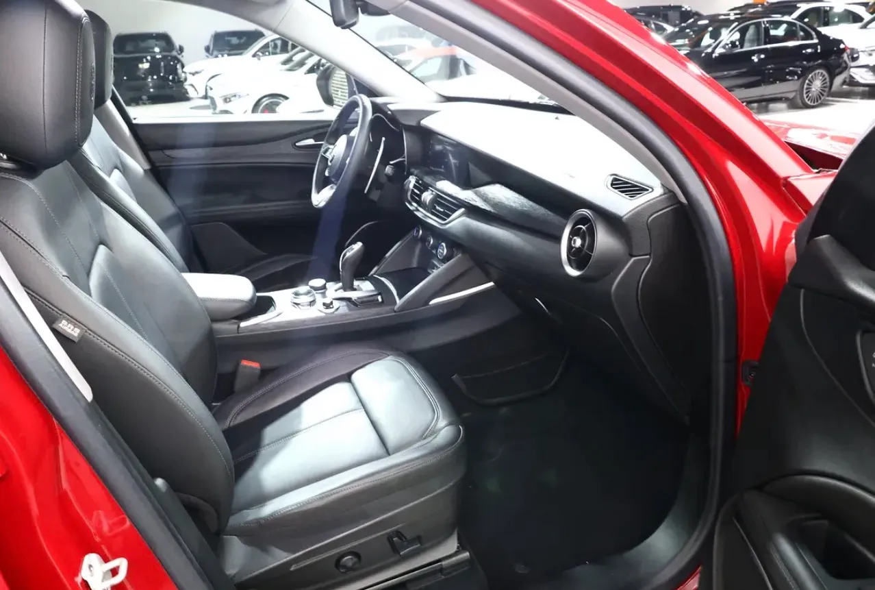2020 Alfa Romeo Stelvio Super in excellent condition,  -GCC Specs - Thumbnail 11
