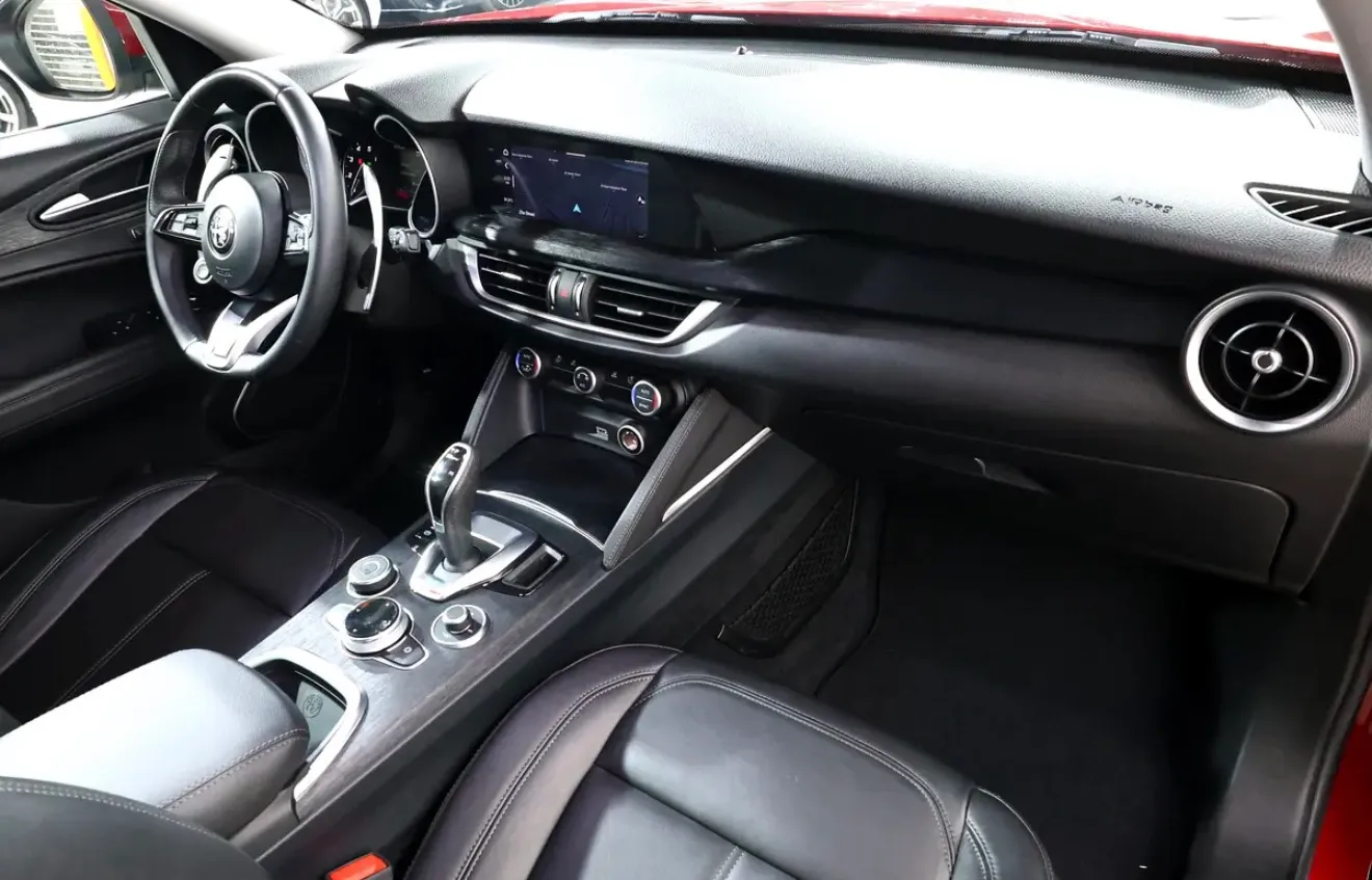 2020 Alfa Romeo Stelvio Super in excellent condition,  -GCC Specs - Thumbnail 12