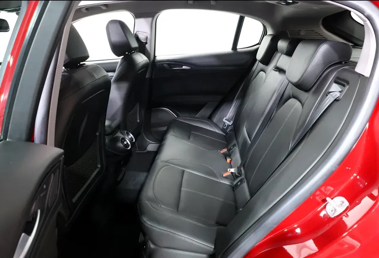 2020 Alfa Romeo Stelvio Super in excellent condition,  -GCC Specs - Thumbnail 13