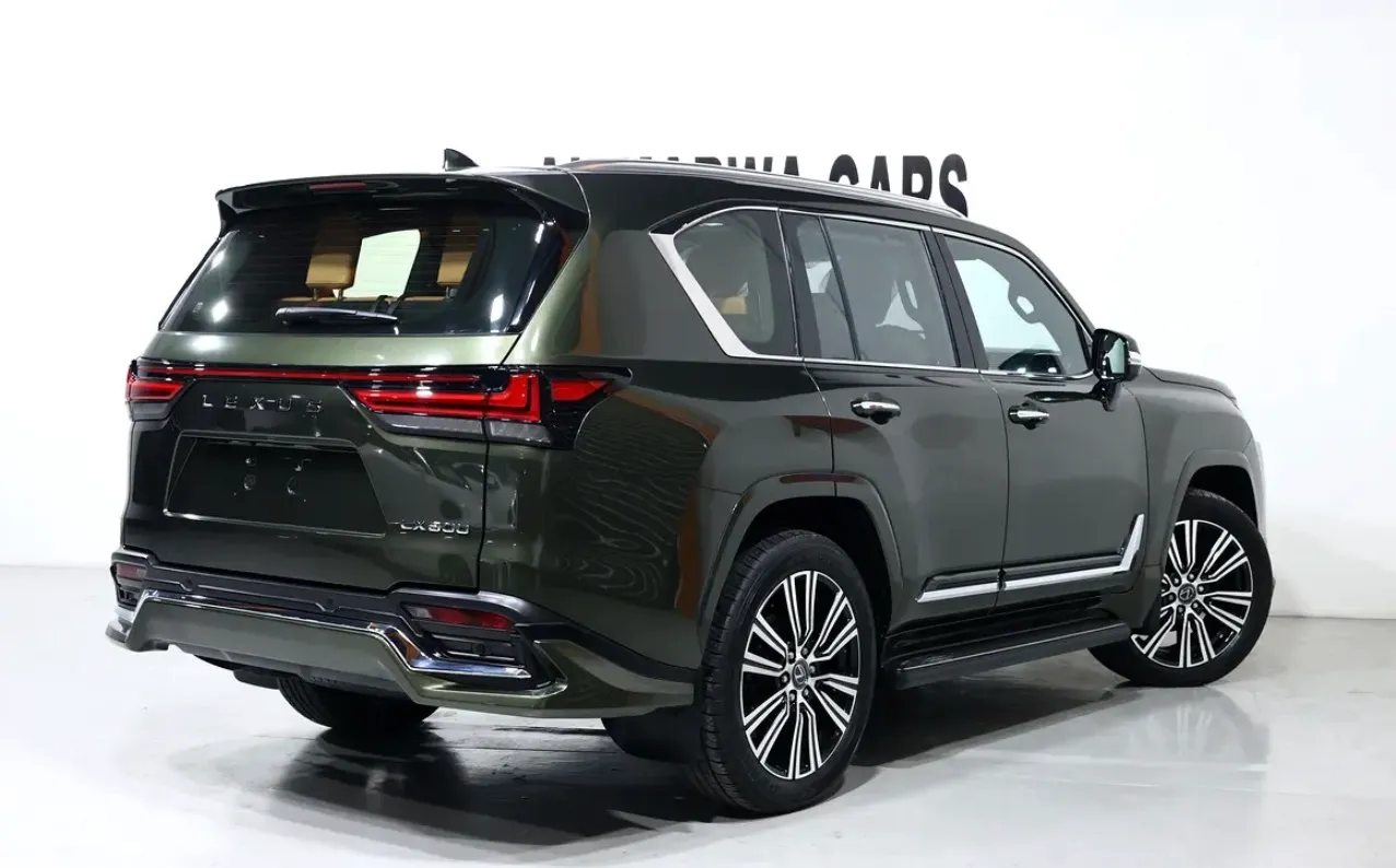 Brand new condition 2024 Lexus LX 600 Signature -GCC specifications-38000km - Thumbnail 3