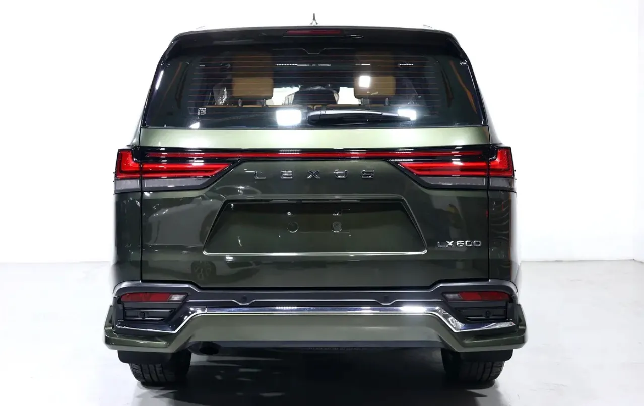 Brand new condition 2024 Lexus LX 600 Signature -GCC specifications-38000km - Thumbnail 6