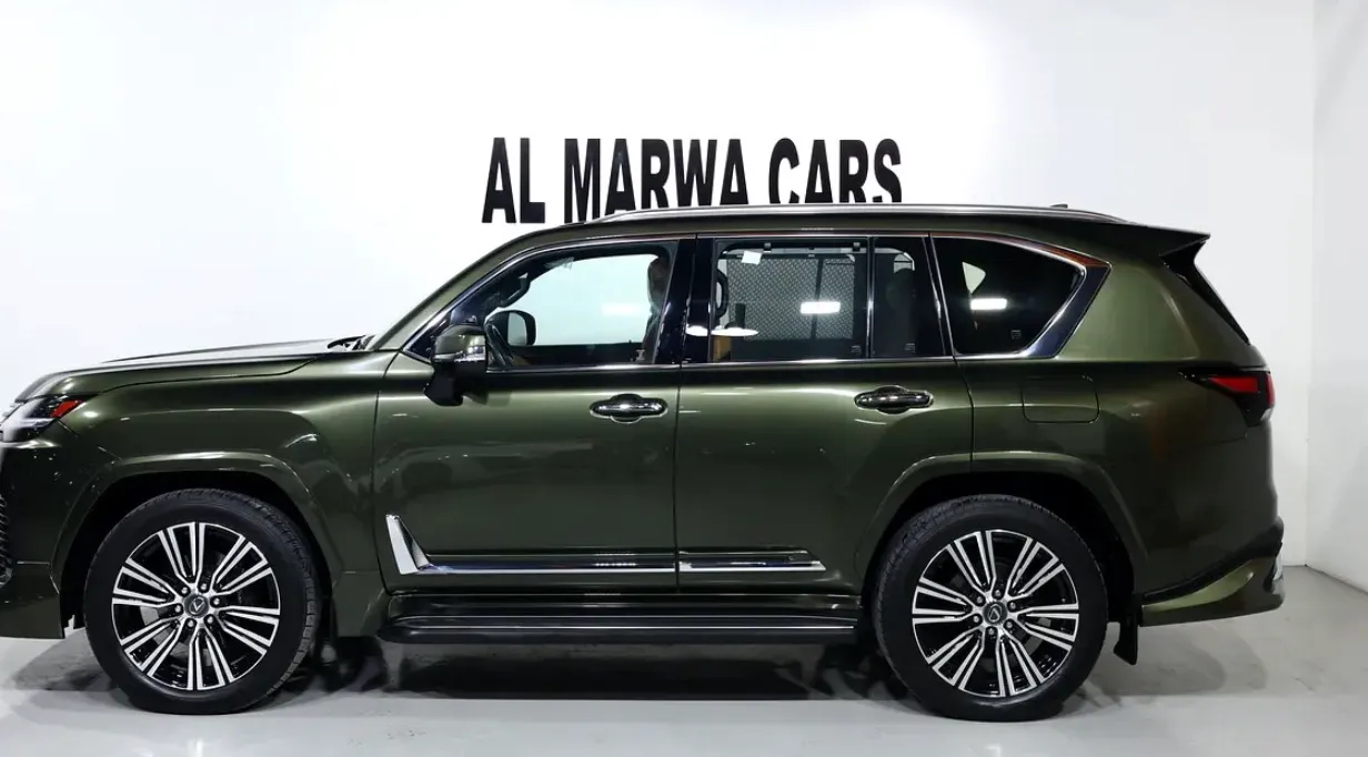 Brand new condition 2024 Lexus LX 600 Signature -GCC specifications-38000km - Thumbnail 7