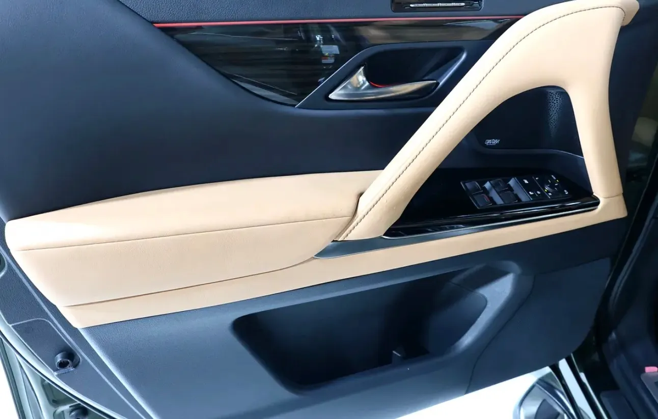 Brand new condition 2024 Lexus LX 600 Signature -GCC specifications-38000km - Thumbnail 8