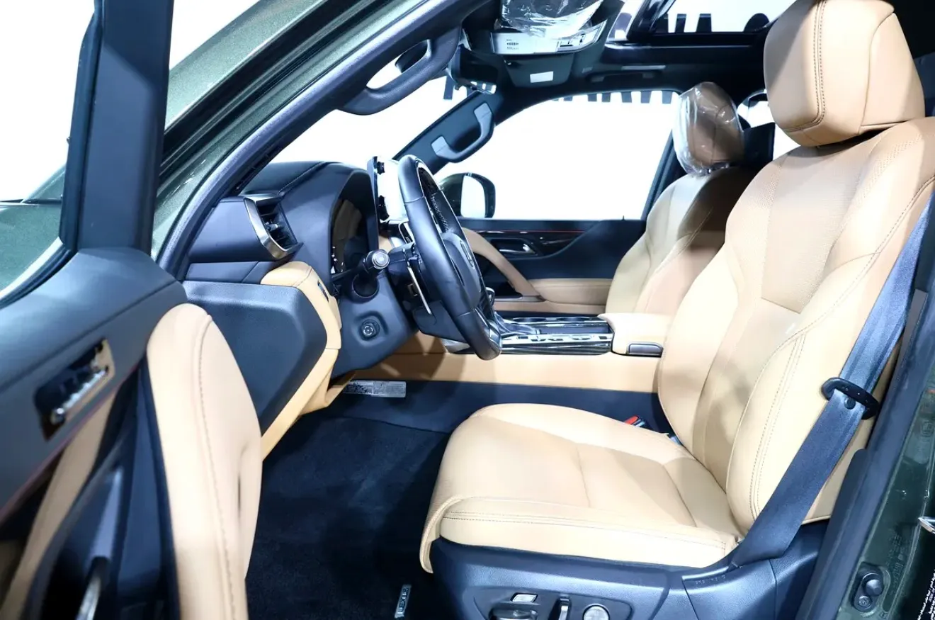 Brand new condition 2024 Lexus LX 600 Signature -GCC specifications-38000km - Thumbnail 10