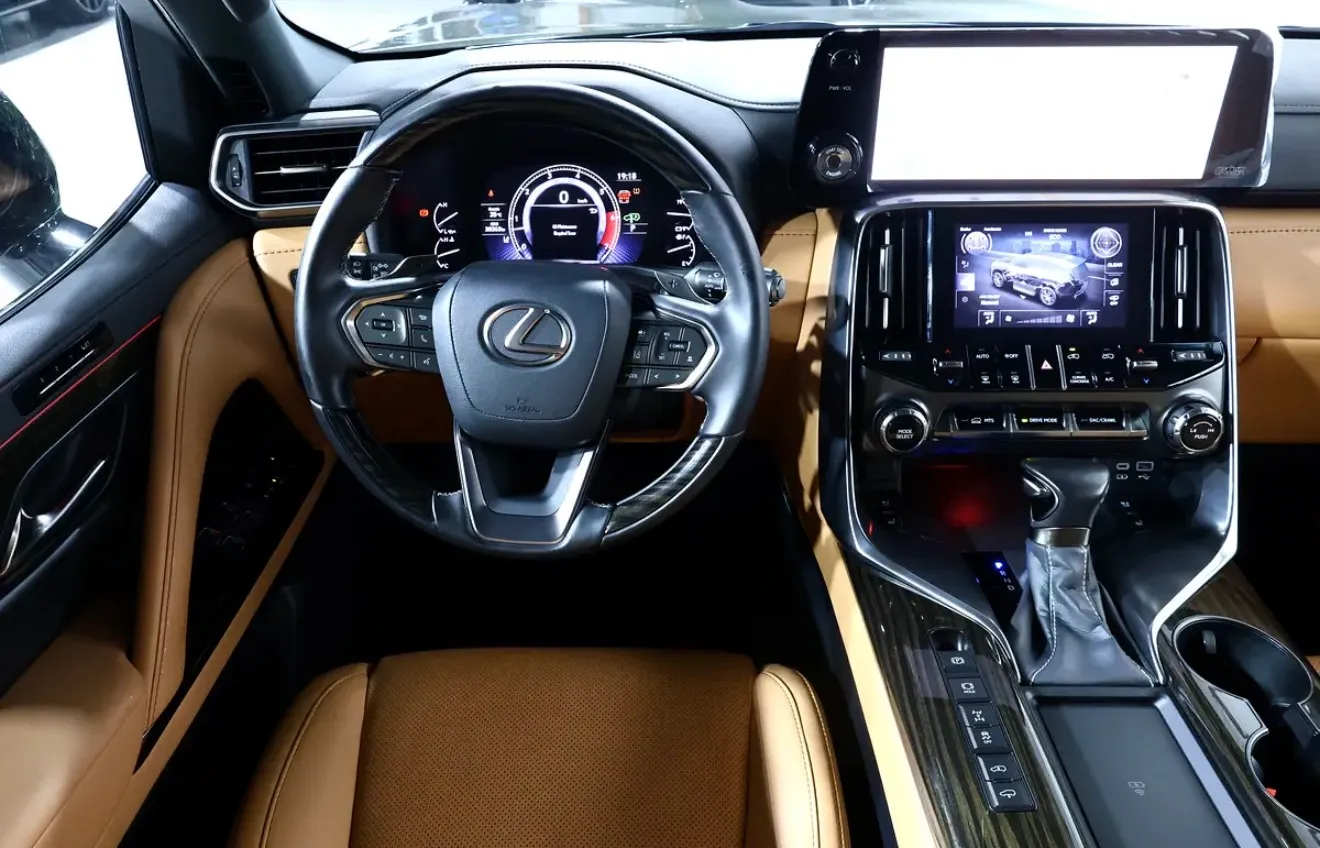 Brand new condition 2024 Lexus LX 600 Signature -GCC specifications-38000km - Thumbnail 11