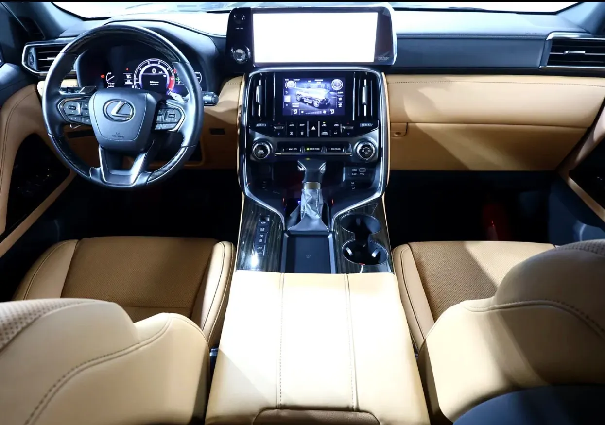 Brand new condition 2024 Lexus LX 600 Signature -GCC specifications-38000km - Thumbnail 12