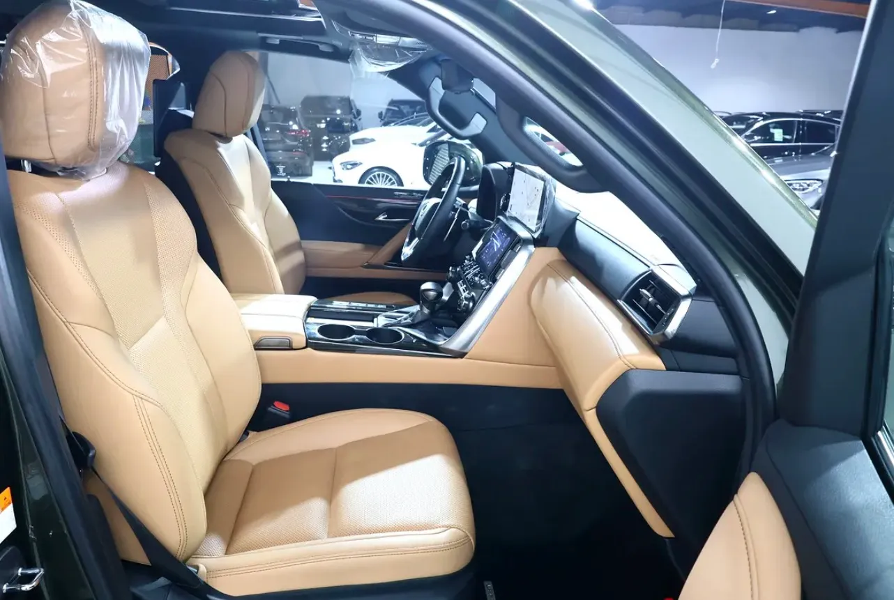 Brand new condition 2024 Lexus LX 600 Signature -GCC specifications-38000km - Thumbnail 13