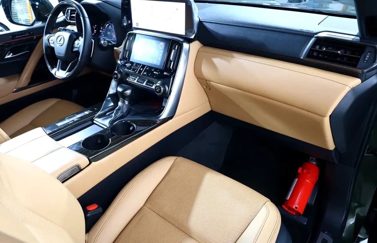 Brand new condition 2024 Lexus LX 600 Signature -GCC specifications-38000km - Thumbnail 14