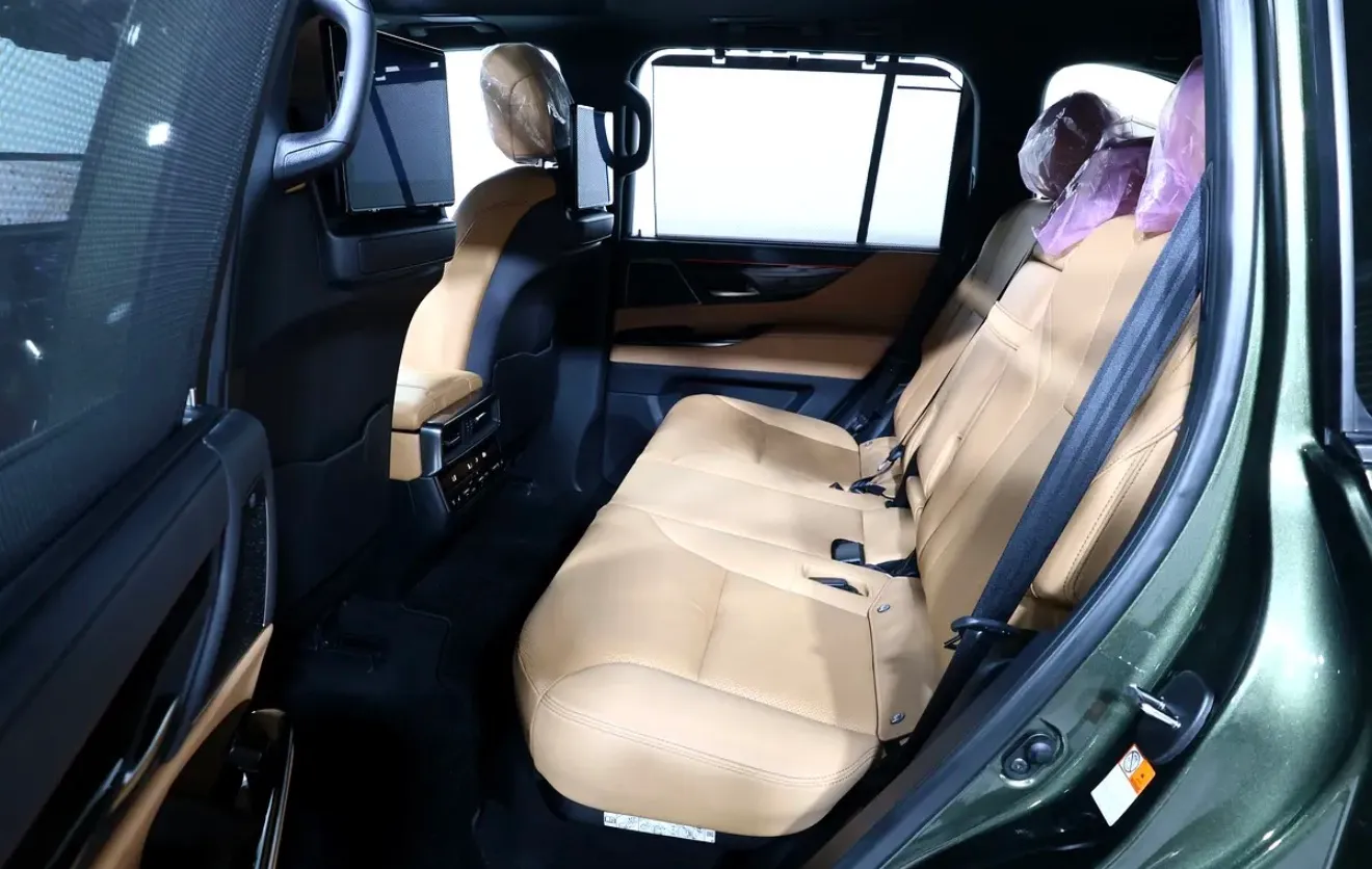 Brand new condition 2024 Lexus LX 600 Signature -GCC specifications-38000km - Thumbnail 15