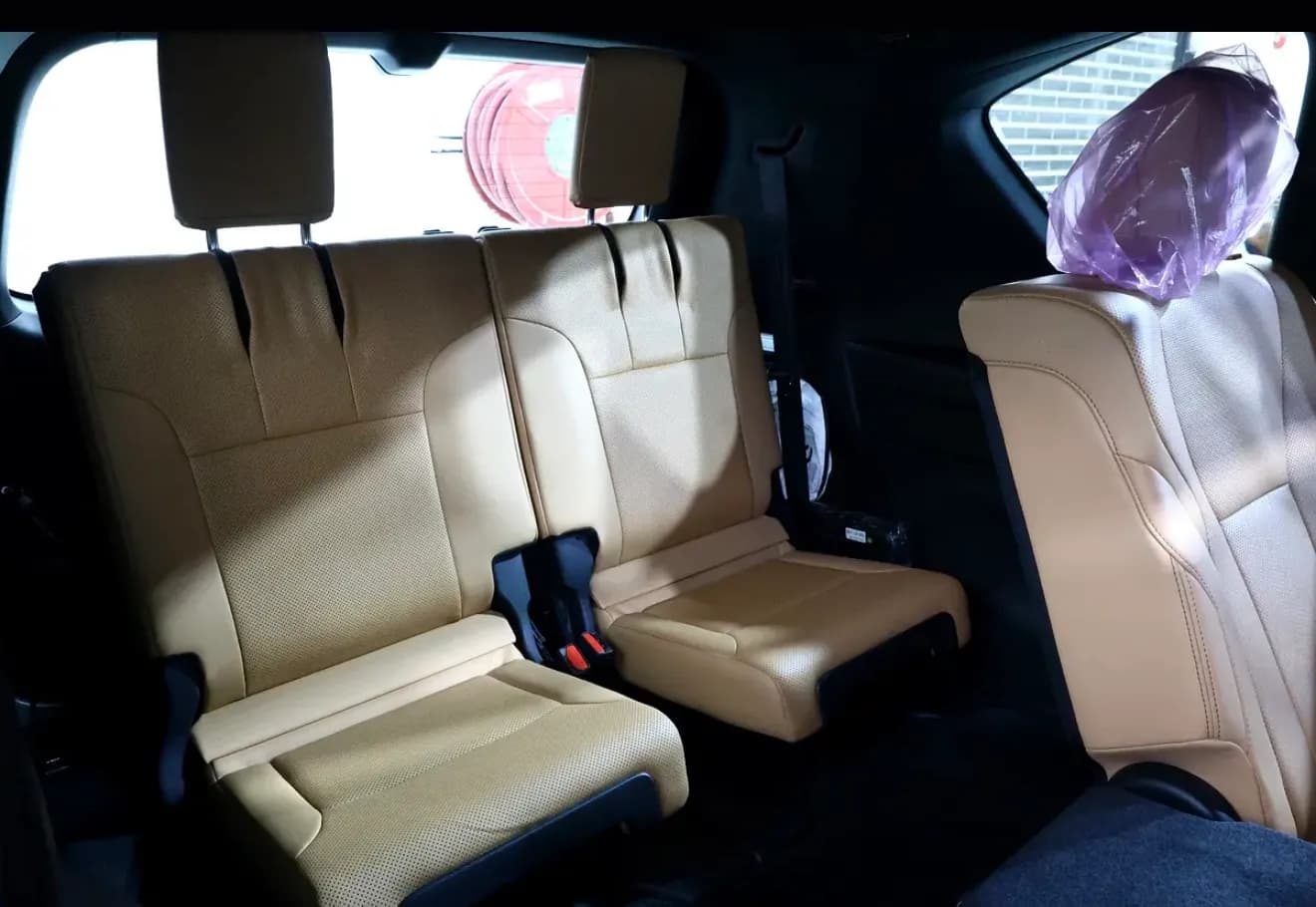Brand new condition 2024 Lexus LX 600 Signature -GCC specifications-38000km - Thumbnail 16