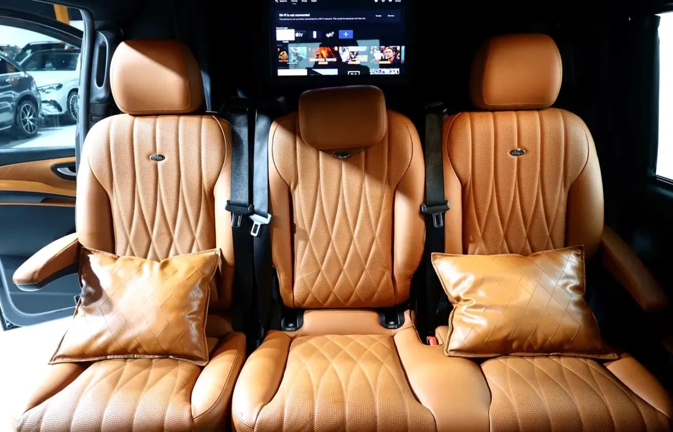 Mercedes-Benz V-Class V 250 2022 model - in pristine condition. -113000km -GCC specifications -Falcon Edition -Full service history  - Thumbnail 11