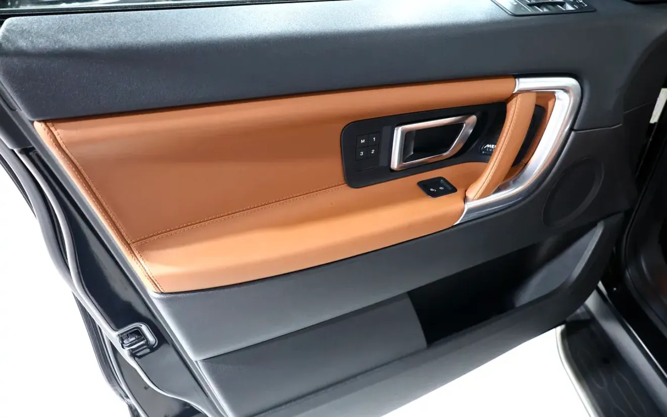 Presenting the 2016 Land Rover Discovery Sport HSE  -in excellent condition -GCC specifications - Thumbnail 7