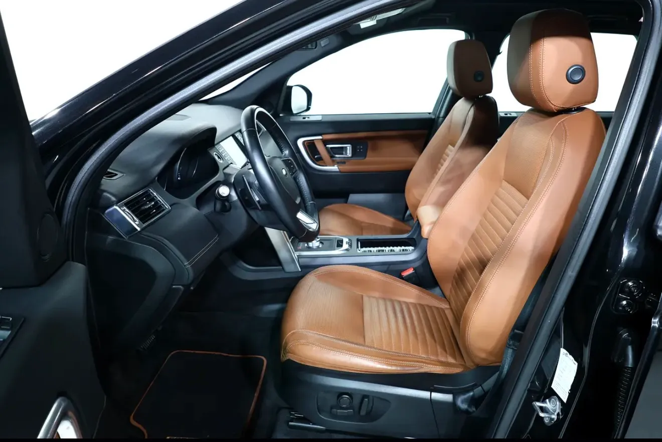 Presenting the 2016 Land Rover Discovery Sport HSE  -in excellent condition -GCC specifications - Thumbnail 8