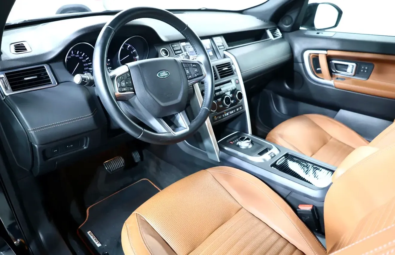 Presenting the 2016 Land Rover Discovery Sport HSE  -in excellent condition -GCC specifications - Thumbnail 9