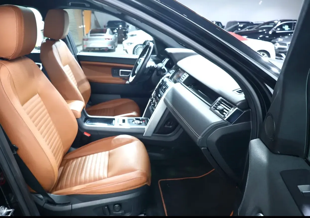 Presenting the 2016 Land Rover Discovery Sport HSE  -in excellent condition -GCC specifications - Thumbnail 11