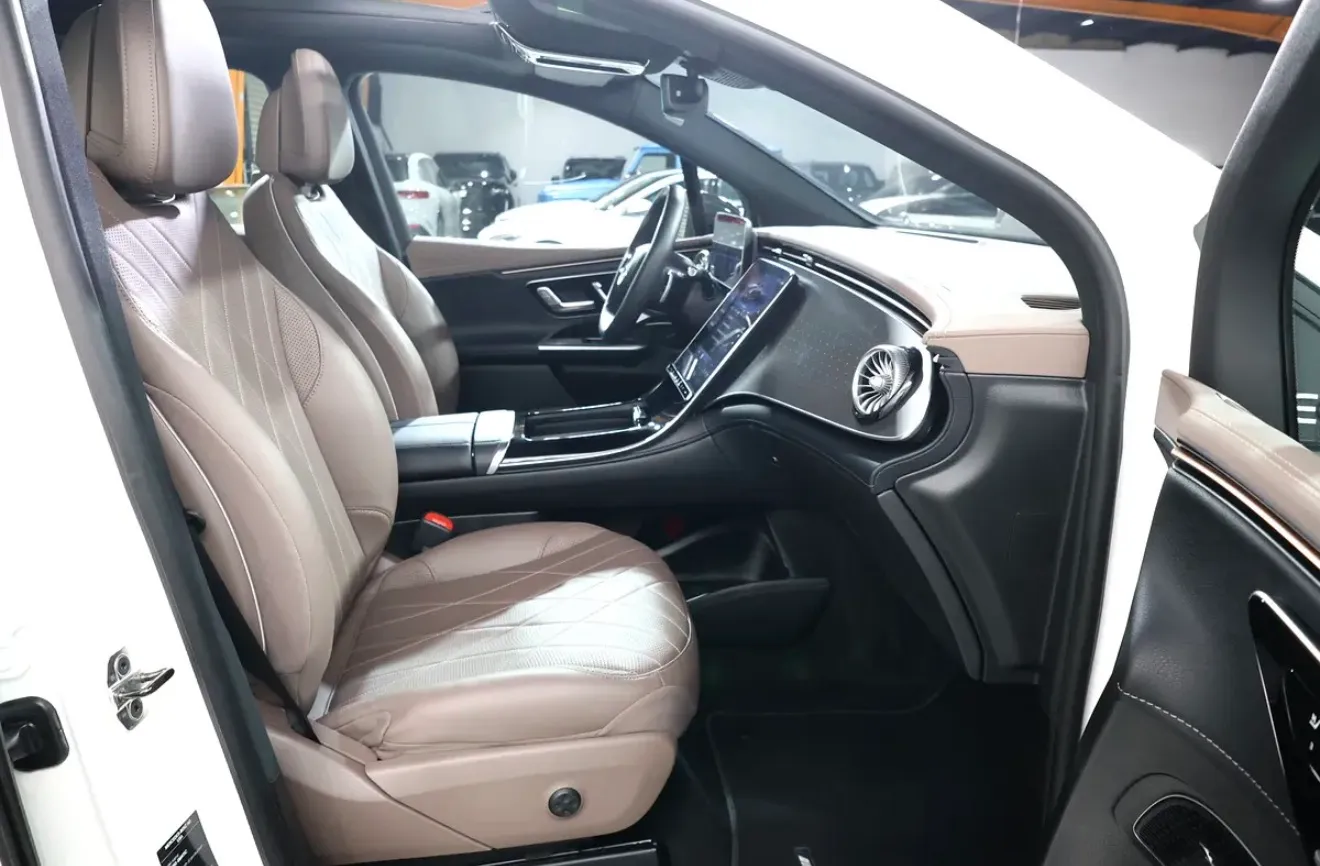 2023 Mercedes-Benz EQE 350 4MATIC (GCC Specs) - All-wheel drive  -26000km - Thumbnail 13