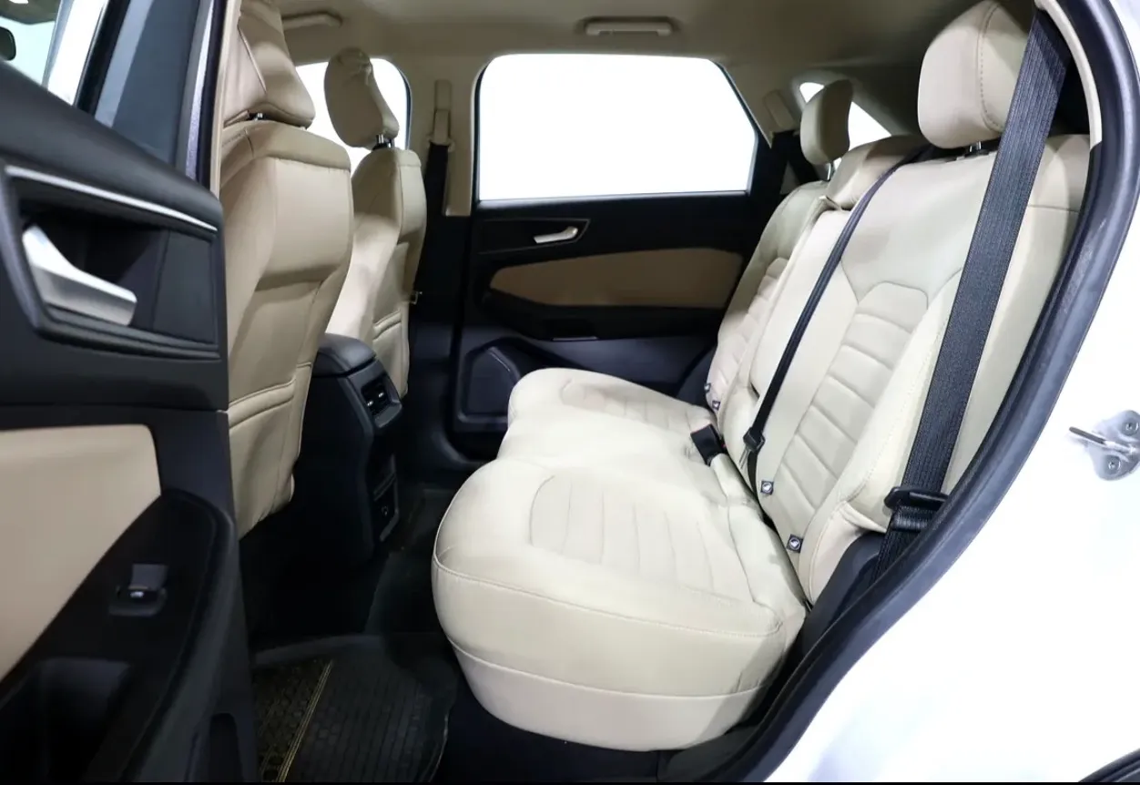 - well-maintained 2021 Ford Edge SEL  - GCC specifications - This midsize SUV  -Warranty + service contract - Thumbnail 14