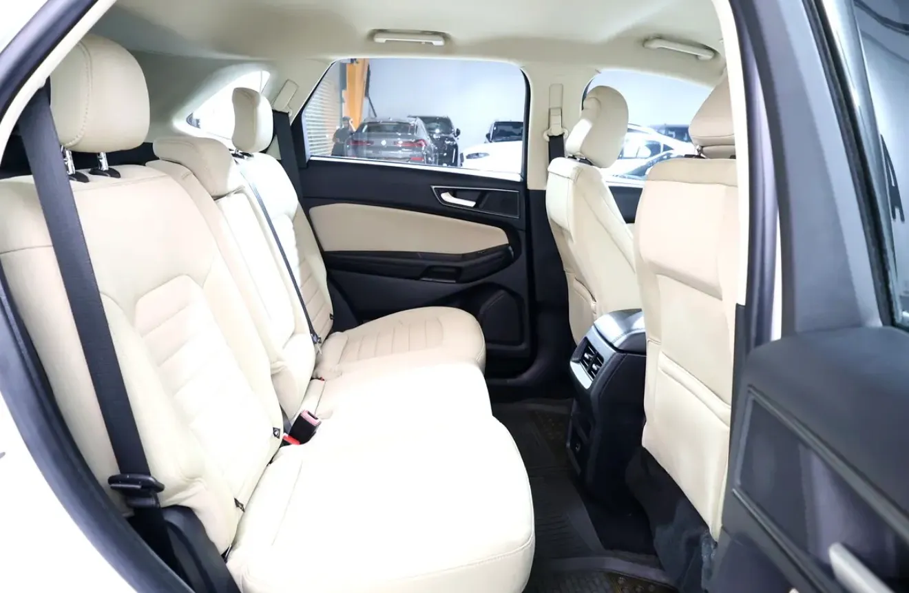 - well-maintained 2021 Ford Edge SEL  - GCC specifications - This midsize SUV  -Warranty + service contract - Thumbnail 13
