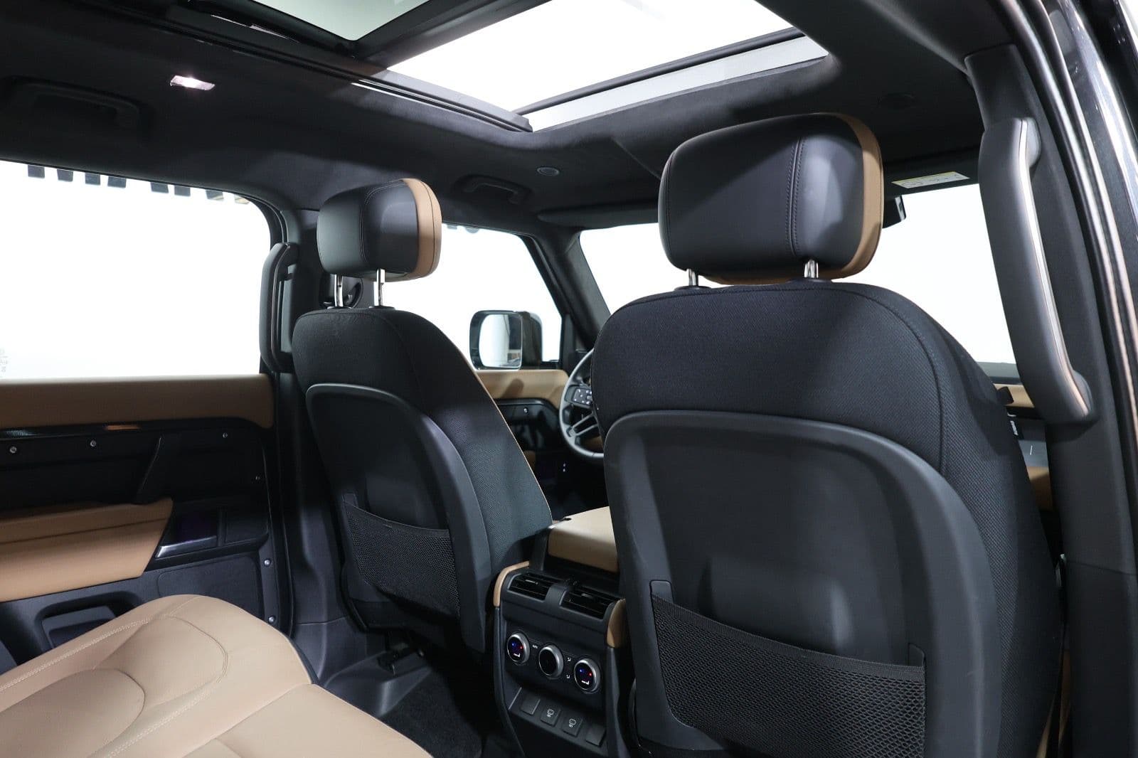 2025 Land Rover Defender 110 V8 Edition P525 GCC Specs - Thumbnail 20