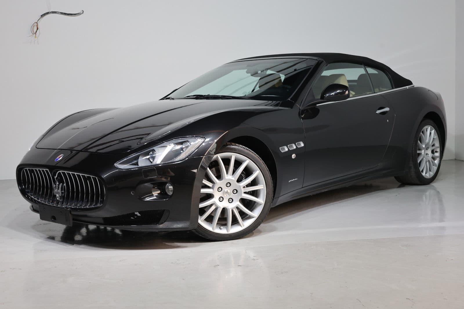 Maserati GranCabrio Sport 2015 | GCC Specs | Low Mileage 20000KM-PRISTINE CONDITION - Thumbnail 3