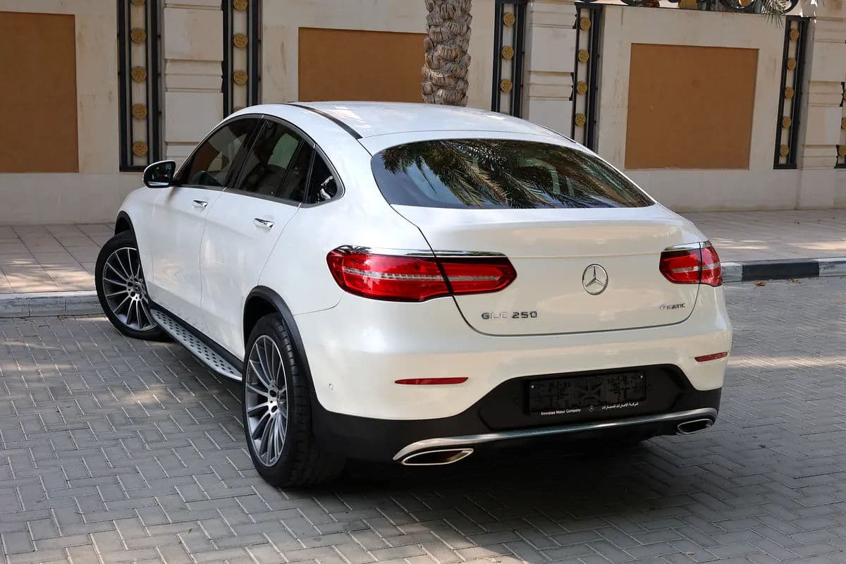 GLC250 COUPE AMG - GCC SPECS - FULL SERVICE HISTORY - ACCIDENT FREE - EXCELENT CONDITION - - Thumbnail 5