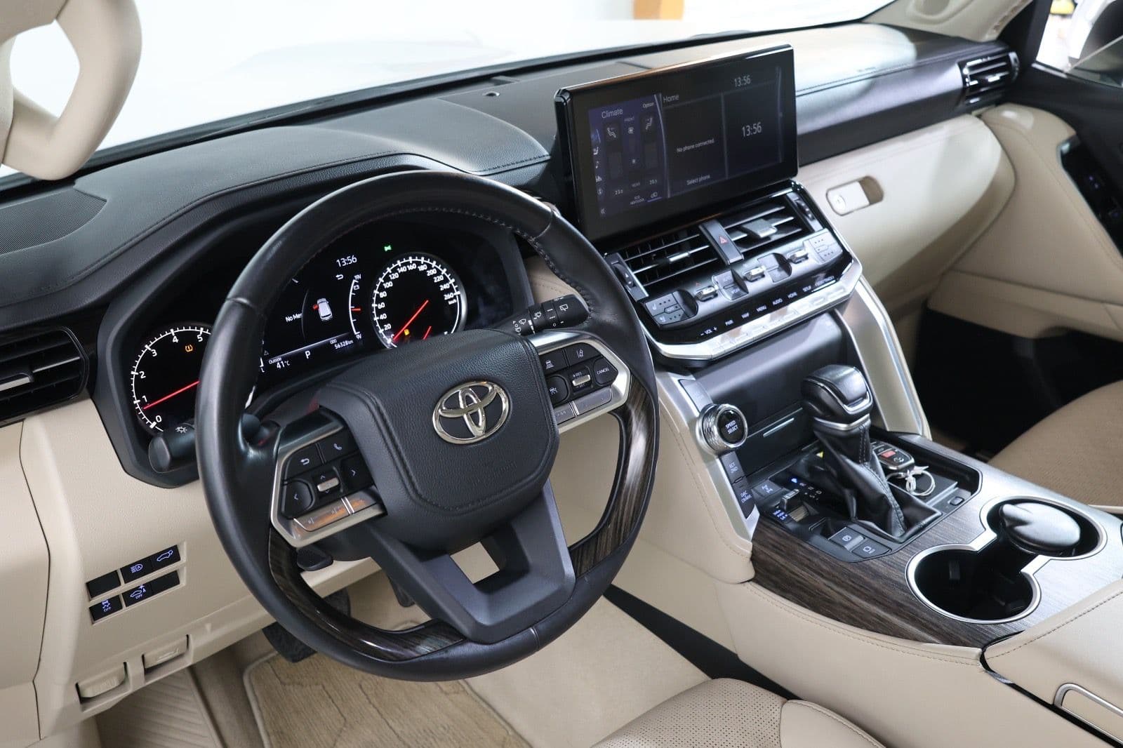 Pristine 2023 Toyota Land Cruiser VXR in impeccable condition GCC Specs - Thumbnail 10