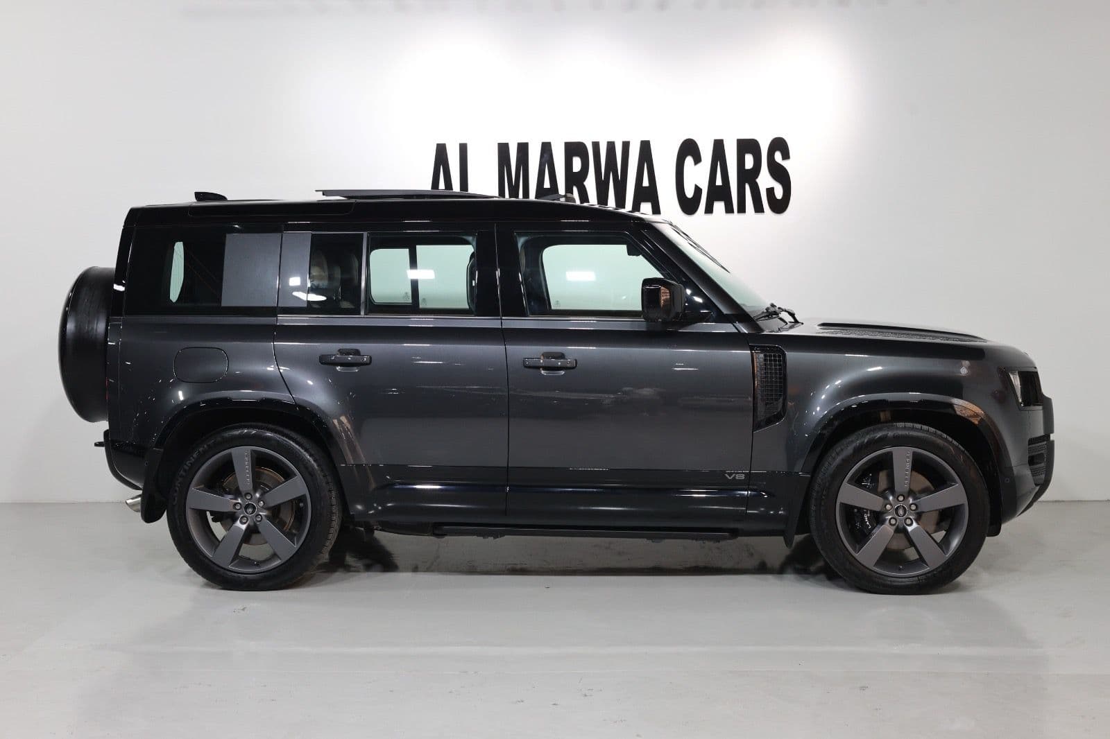 2025 Land Rover Defender 110 V8 Edition P525 GCC Specs - Thumbnail 6