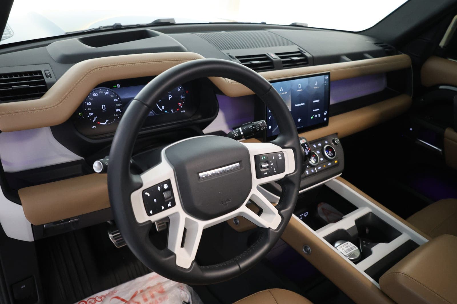 2025 Land Rover Defender 110 X-Dynamic HSE | GCC Specs | 32000KM - Thumbnail 10