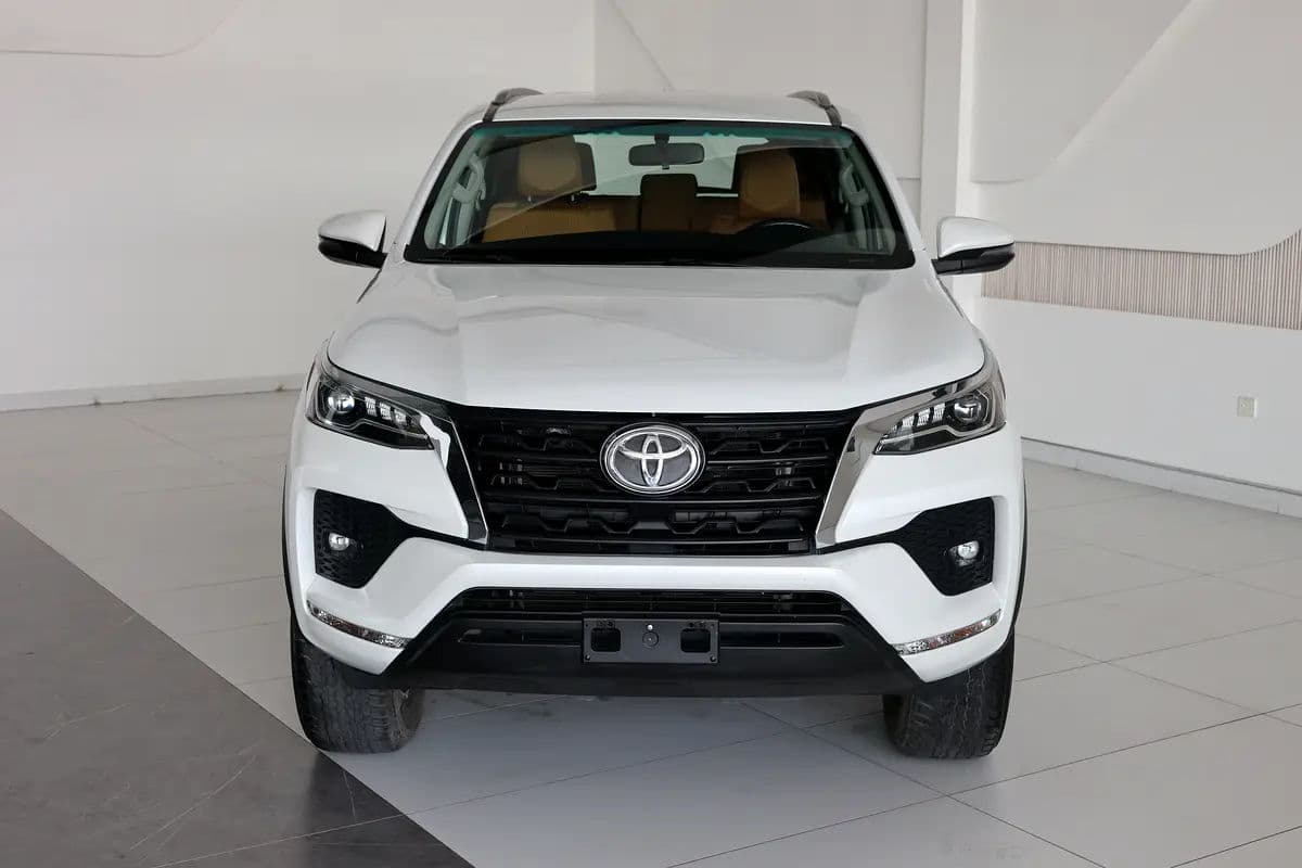Toyota Fortuner GXR 2023 | GCC Specs | Low Mileage 46000km-Pristine Conditiom - Thumbnail 5