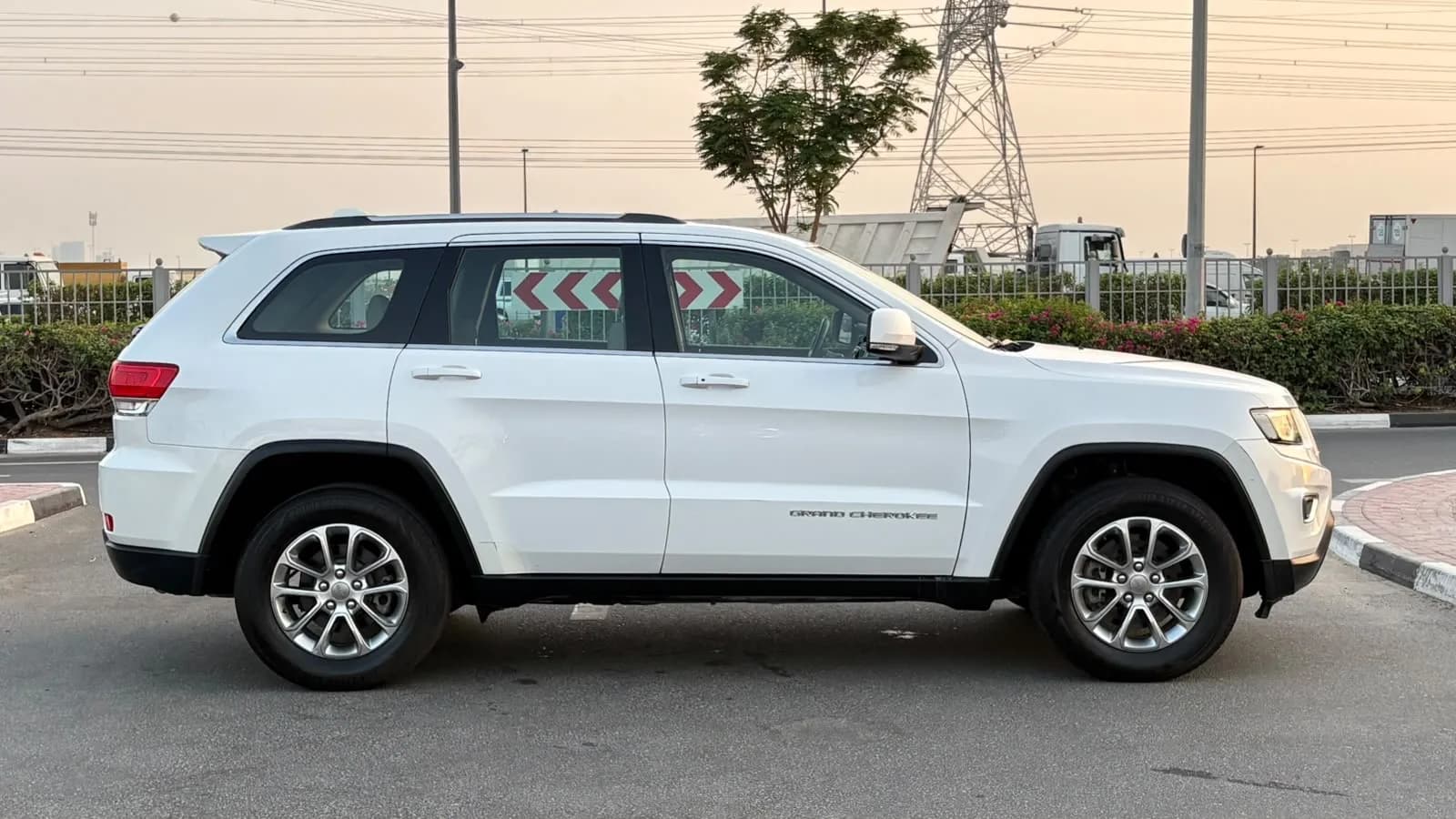 JEEP GRAND CHEROKEE LAREDO 4WD  -ORIGINAL PAINT  -GCC SPECS  - Thumbnail 7